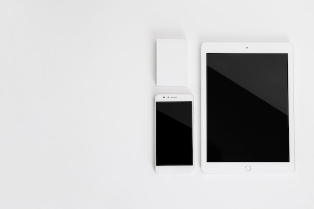 Foto gratuita mockup di smartphone e tablet