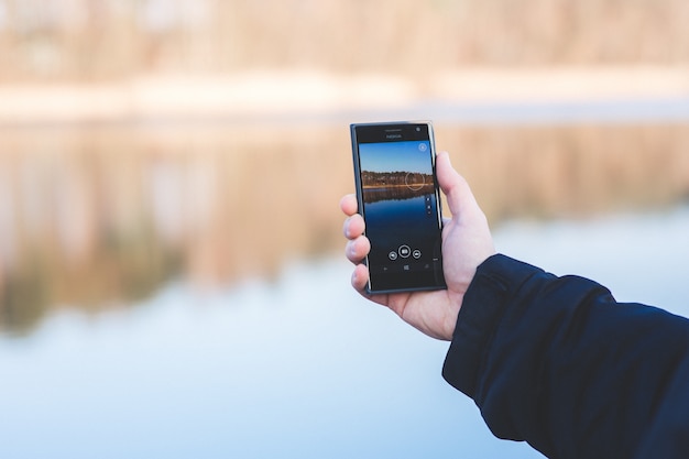 Foto gratuita smartphone di scattare una foto