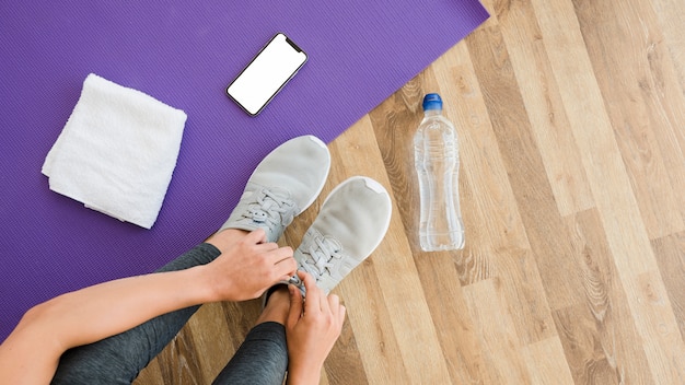 Foto gratuita modello di smartphone con il concetto di yoga