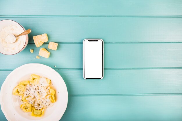 Смартфон с белым белым экраном, кроме тарелки макаронных изделий