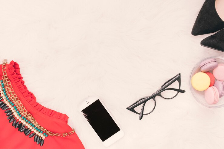 Free Photo smartphone with skirt, glasses and macaroons 