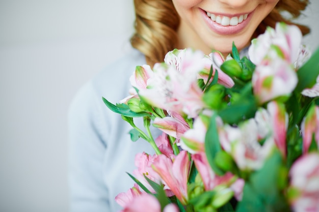 Sorriso close-up di una donna con il suo bouquet