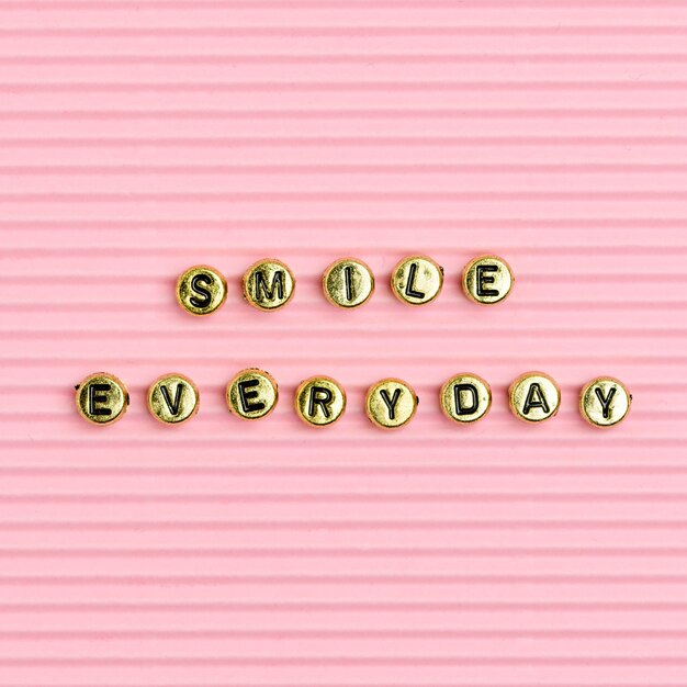 SMILE EVERYDAY 비즈 텍스트 타이포그래피