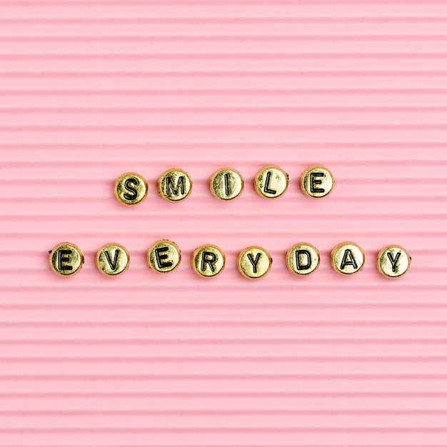 SMILEEVERYDAYビーズテキストタイポグラフィ