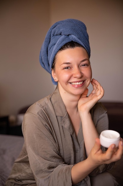 Sorriso donna con crema per la vista completa del viso