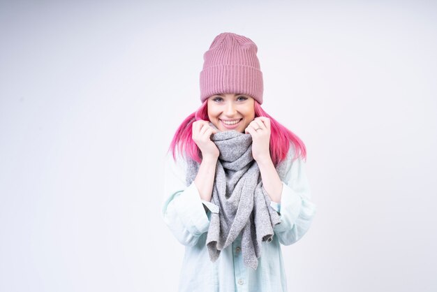 Улыбающаяся девушка с шарфом и розовой шляпой