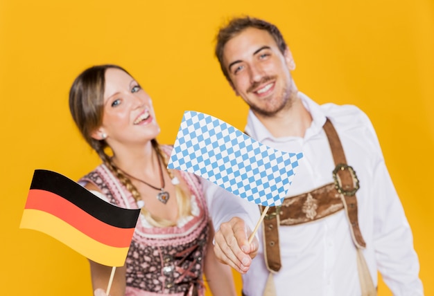 Foto gratuita amici bavaresi di smiley con la bandiera tedesca