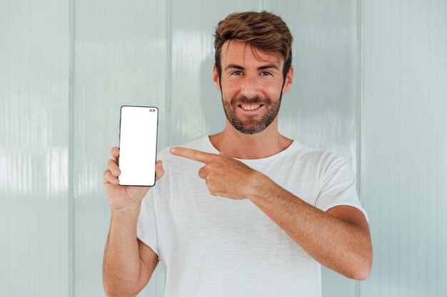 携帯電話を示すスマイリーのひげを生やした男