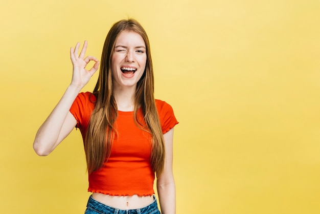 Foto gratuita ragazza bionda di smiley con lo spazio della copia