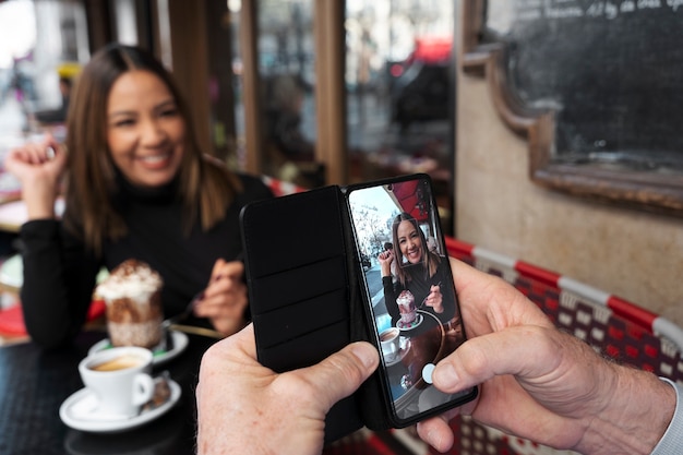 Foto gratuita faccina sfocata donna seduta al bistrot