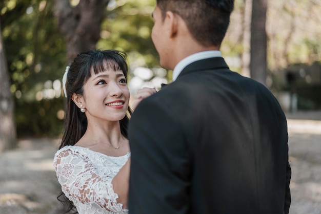 Foto gratuita sposa di smiley che organizza il farfallino dello sposo