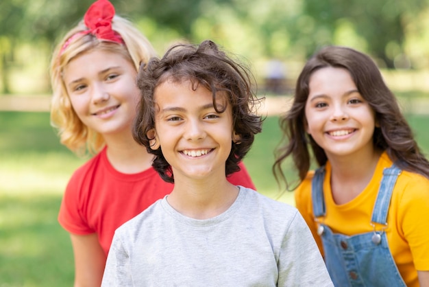 Foto gratuita faccina per bambini all'aperto