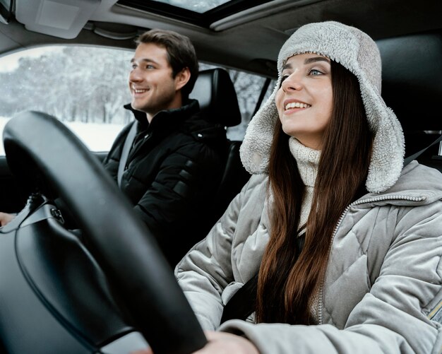 도로 여행을하는 동안 차에 함께 웃는 커플