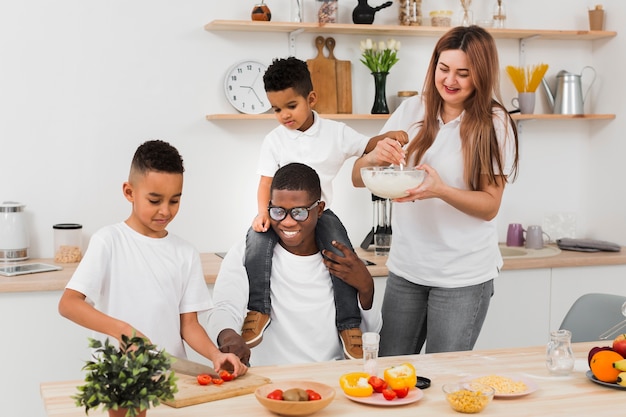 Famiglia di smiley che prepara la cena insieme