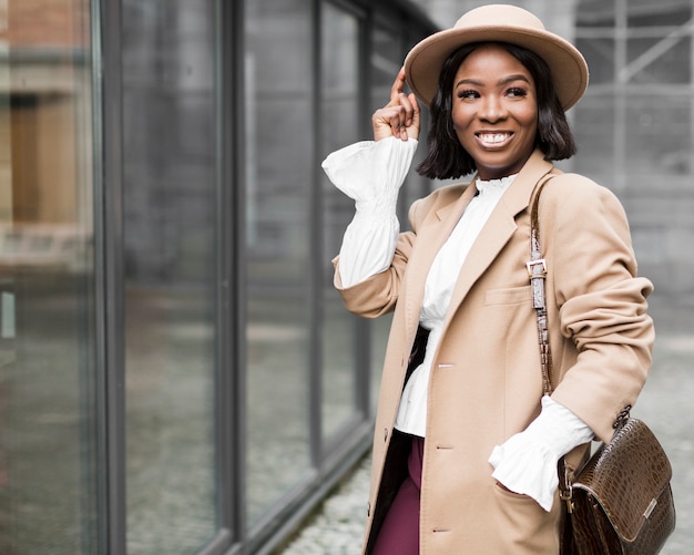 Foto gratuita donna alla moda di smiley che propone con lo spazio della copia