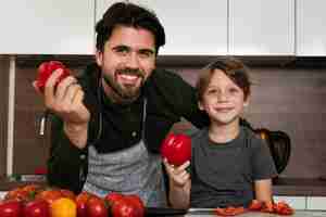 Foto gratuita faccina padre e figlio in cucina