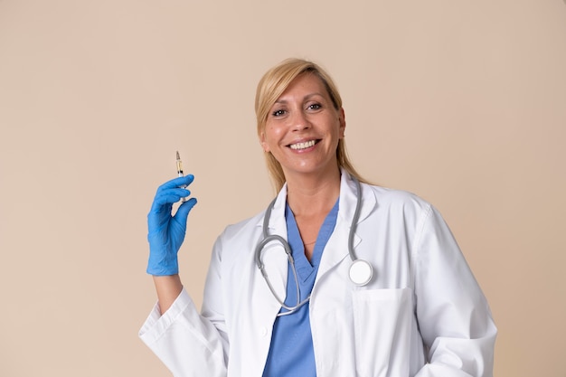 Смайлик женщина-врач держит шприц с вакциной