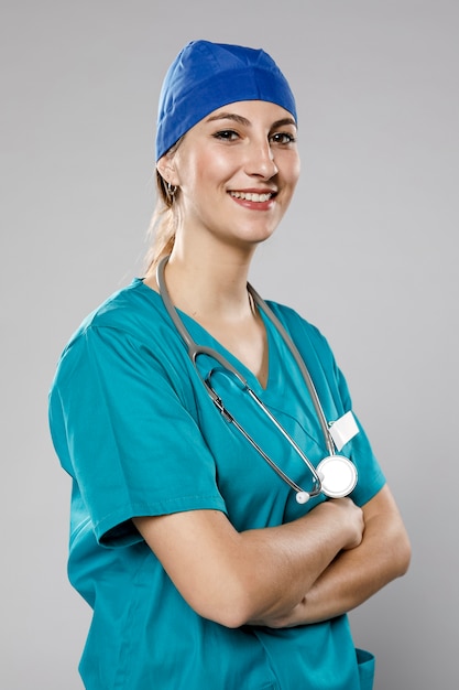 Улыбающаяся женщина-врач со стетоскопом
