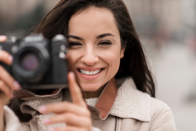 スマイリー女性写真家の写真を撮る