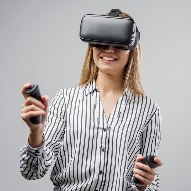 Бесплатное фото Смайлик женщина-ученый с помощью гарнитуры виртуальной реальности