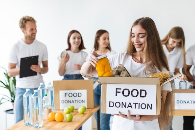 Смайлик-волонтер и друзья держат пожертвования на еду