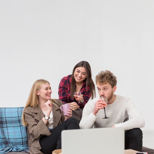 Amici di smiley che bevono vino