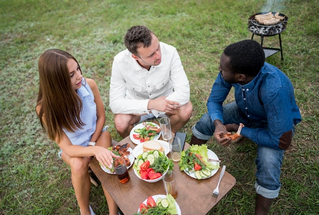 Amici di smiley mangiare e godersi un barbecue