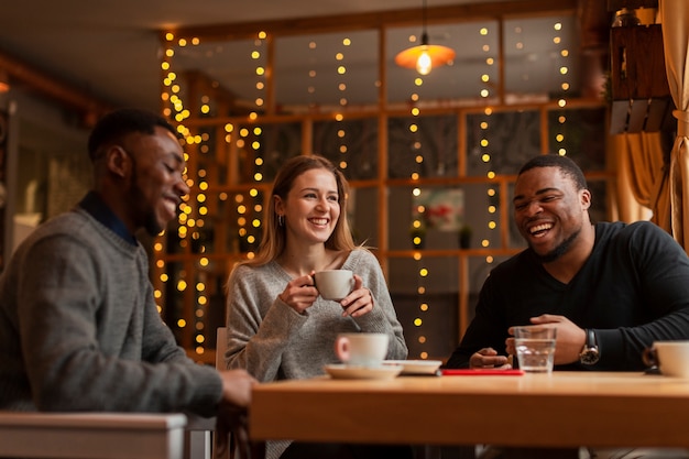 Foto gratuita amici di smiley che godono del tempo insieme