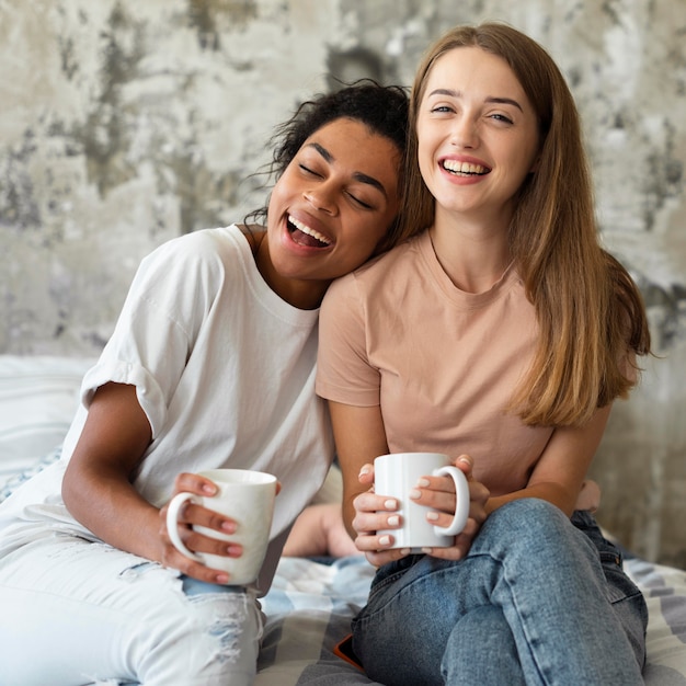 Amici di smiley a casa che trascorrono del tempo con il caffè