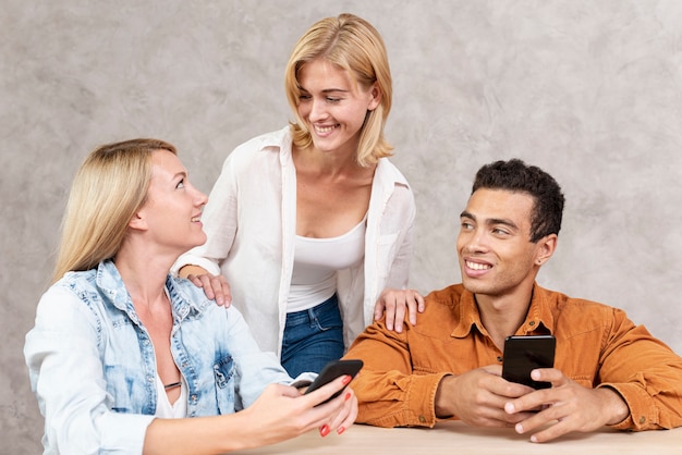 Foto gratuita amici di smiley che si guardano