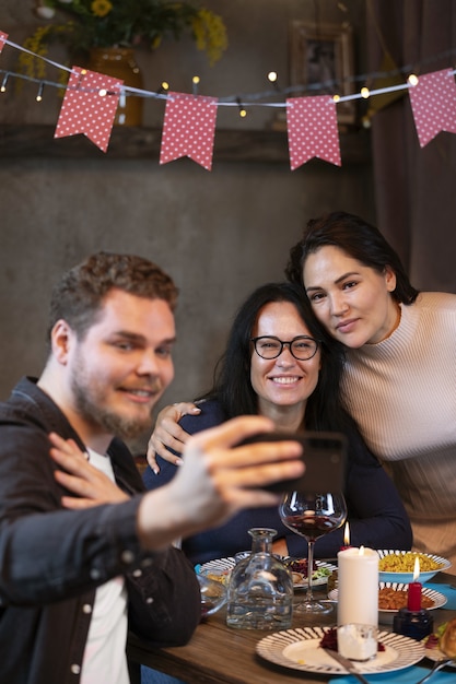 Foto gratuita amici sorridenti che prendono selfie vista frontale