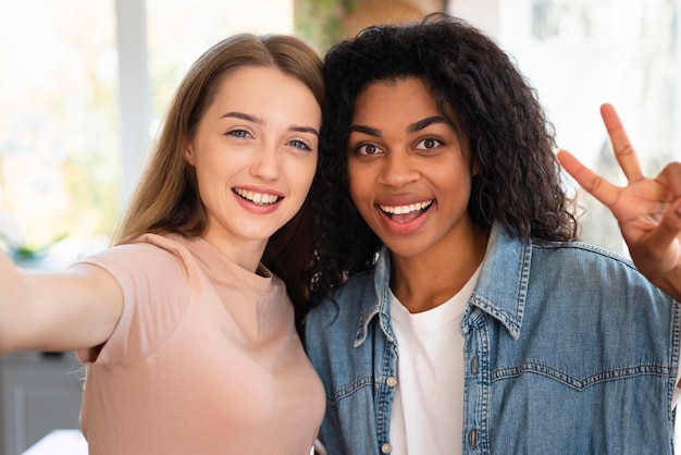 Foto gratuita amici di smiley che prendono un selfie insieme