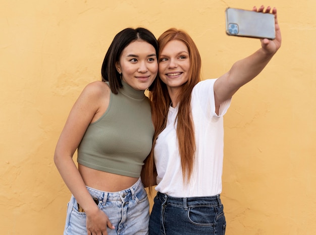Foto gratuita amici di smiley che prendono un selfie insieme