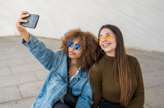 Free photo smiley friends taking selfie