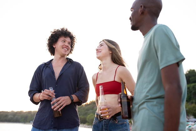 Foto gratuita amici sorridenti con drink a colpo medio