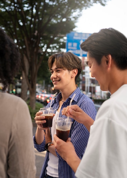 Free photo smiley friends with iced coffee side view