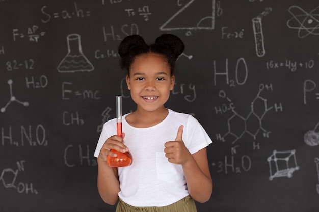 Смайлик девушка узнает больше о химии в классе