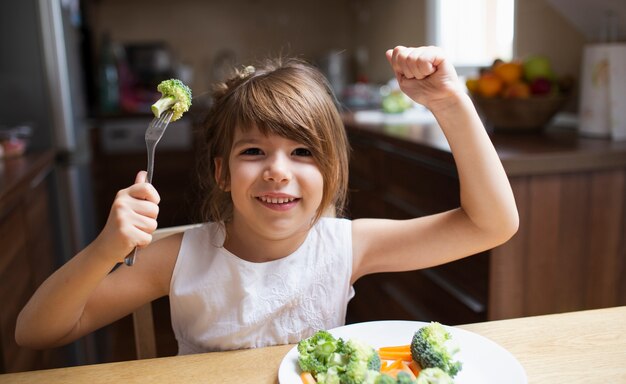 食べ物で遊ぶ笑顔の女の子
