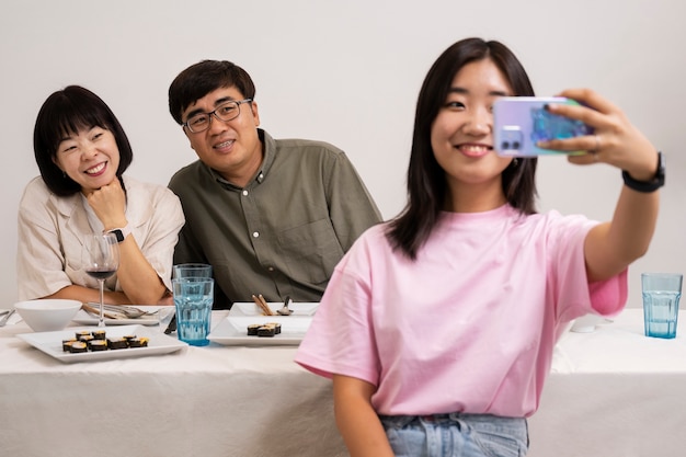 Ragazza sorridente che cattura la vista frontale del selfie