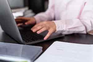 Free photo smiley girl using her laptop keyboard