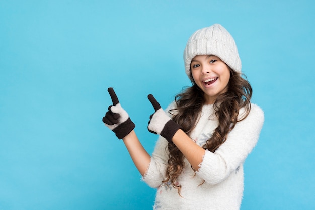 Foto gratuita smiley ragazza che indossa abiti invernali sottolineando