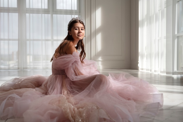 Бесплатное фото Смайлик с короной и розовым платьем, вид сбоку