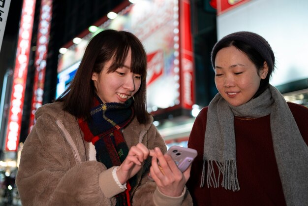 スマートフォンミディアムショットでスマイリーの女の子