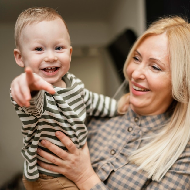 Foto gratuita nonna di smiley che tiene il suo nipote