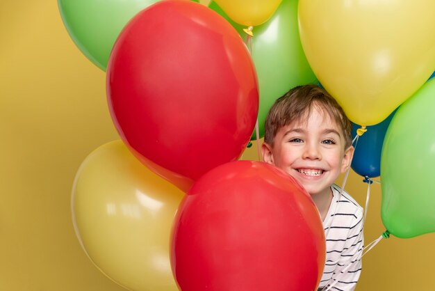 誕生日を祝うスマイリーの男の子