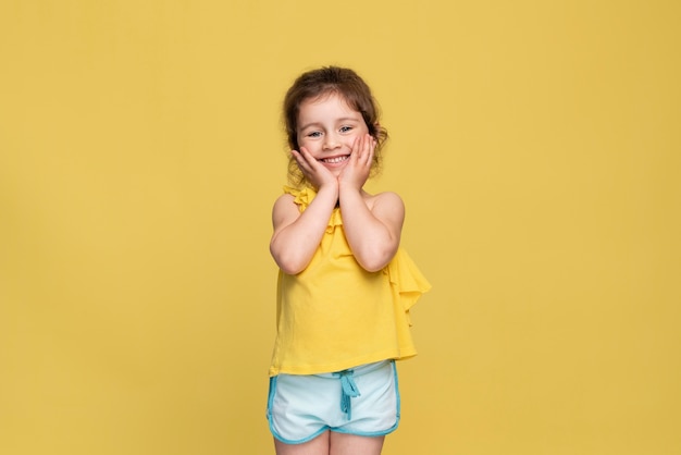Смайлик маленькая девочка празднует день рождения Бесплатные Фотографии