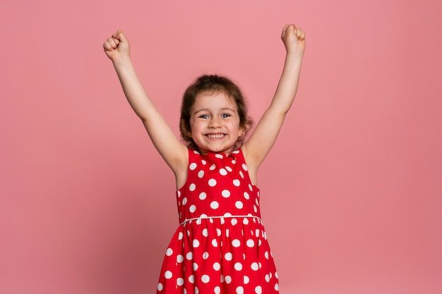 Бесплатное фото Смайлик маленькая девочка в красном платье