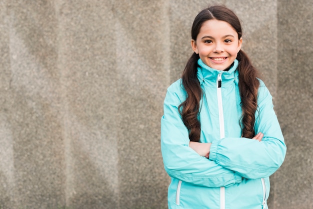 Foto gratuita abiti sportivi d'uso della bambina di smiley con lo spazio della copia