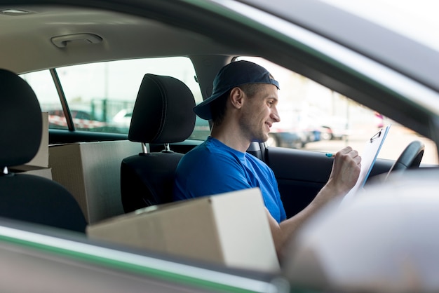 Smiley man delivering orders