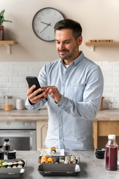 スマートフォンのミディアムショットを保持しているスマイリー男